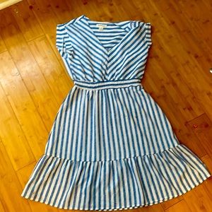 I’m selling a dress and it’s for women and teenagers